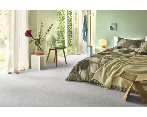 Helles Schlafzimmer mit Teppichboden, Bett und Dekoration