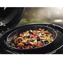 Gemüsepfanne auf einem Grill zubereitet