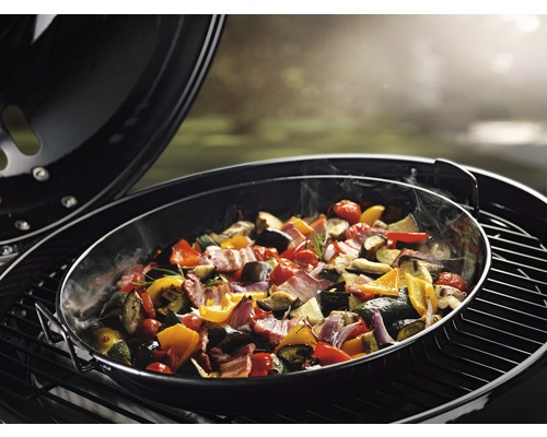 Gemüsepfanne auf einem Grill zubereitet