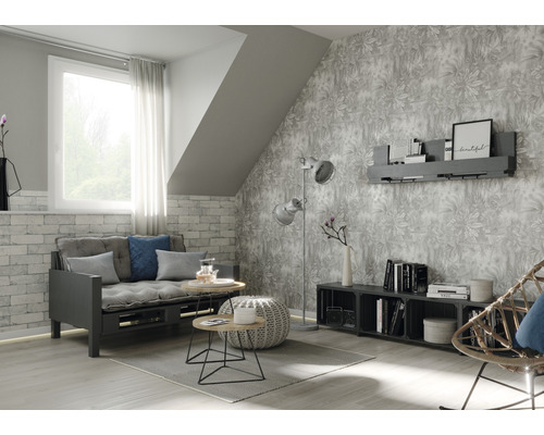 Salon avec canapé gris, tables d''appoint, lampadaire et papier peint à motifs