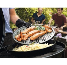 Grillszene mit Lachs, Garnelen und Reis auf dem Grill