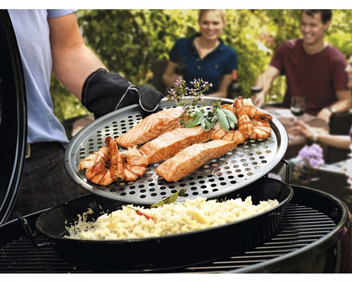 Grillszene mit Lachs, Garnelen und Reis auf dem Grill