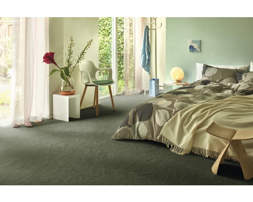 Schlafzimmer mit Bett, Stuhl und Teppichboden