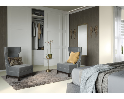 Chambre avec armoire, fauteuils et décoration