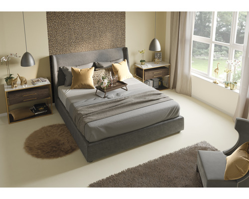 Chambre avec lit, tables de chevet et décorations pour une ambiance cosy.