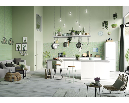 Helles Wohnzimmer mit Küche, Sofa, Stühlen, Tischen, Lampen und dekorativen Elementen