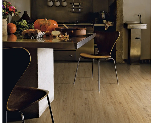 Cuisine avec plancher en bois, table à manger et chaises