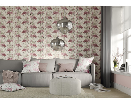 Salon avec canapé gris, tabouret et papier peint avec des flamants roses