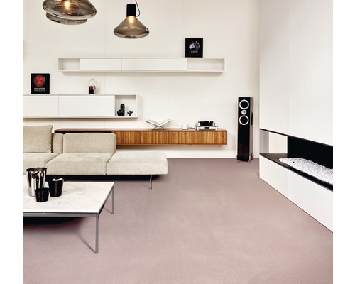 Salon lumineux avec canapé, table basse, étagères, haut-parleur et cheminée