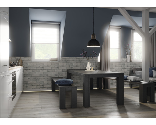 Salle à manger lumineuse avec table et bancs, kitchenette et éclairage décoratif