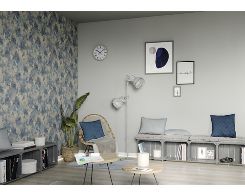 Modernes Wohnzimmer mit gemusterter Tapete, Sitzgelegenheit und Dekoration