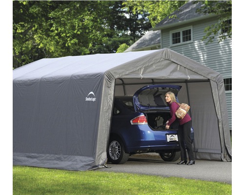 Garage automobile grise avec une voiture et une femme déchargeant le coffre.