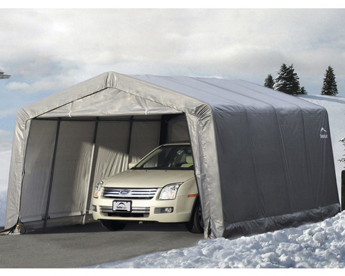 Voiture sous un abri en bâche en hiver