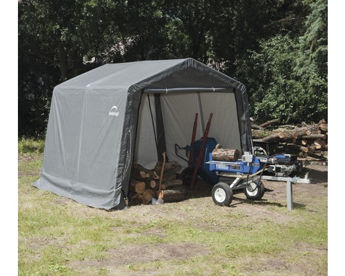 Abri d''équipement gris avec fendeuse de bûches et bûches de bois