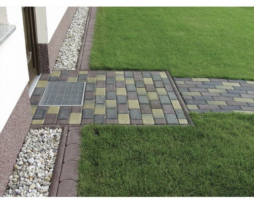 Chemin de jardin avec pelouse et rigole de drainage