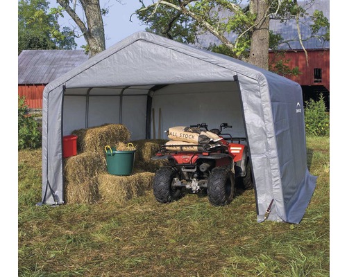 Abri gris avec balles de foin et quad