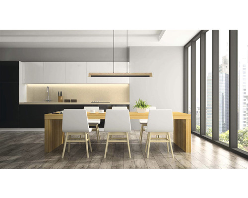 Salle à manger moderne avec table en bois, chaises blanches et suspension