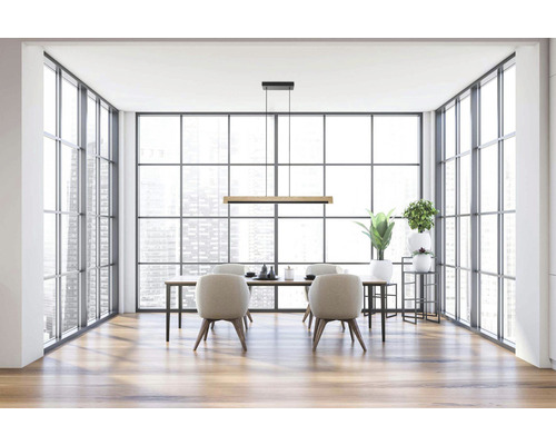 Salle à manger lumineuse avec table, chaises, suspension et grandes fenêtres