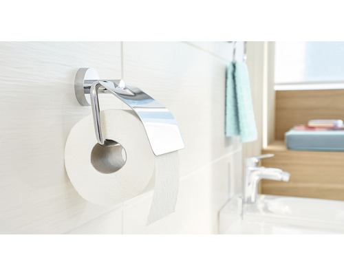 Toilettenpapierhalter aus Chrom mit Papierrolle an einer Badezimmerwand