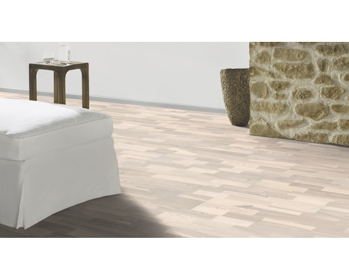 Heller Holzboden im Wohnraum mit Möbeln.