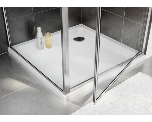 Eckdusche mit Duschwanne und Glastüren im Badezimmer