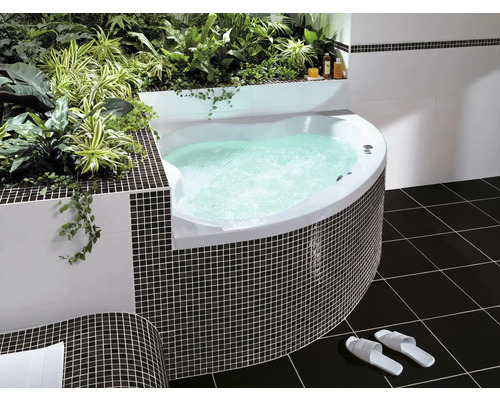 Salle de bain avec jacuzzi, carrelage et décoration