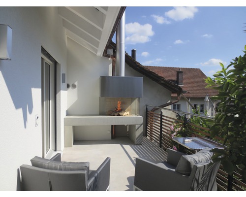 Balcon lumineux avec barbecue, sièges et poutres en bois