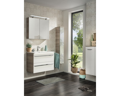 Salle de bains avec meuble-lavabo, armoire de toilette et armoire haute