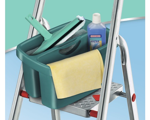Reinigungsutensilien in Eimer auf Trittleiter