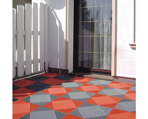 Terrasse avec dalles de terrasse modulaires carrées dans un motif géométrique