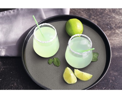 Deux boissons avec des citrons verts sur un plateau de service