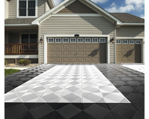 Allée avec dalles de sol emboîtables devant une maison avec garage double