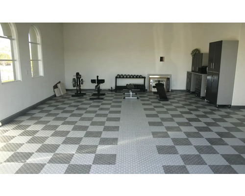 Salle de sport spacieuse avec banc de musculation, support à haltères, haltères et armoire