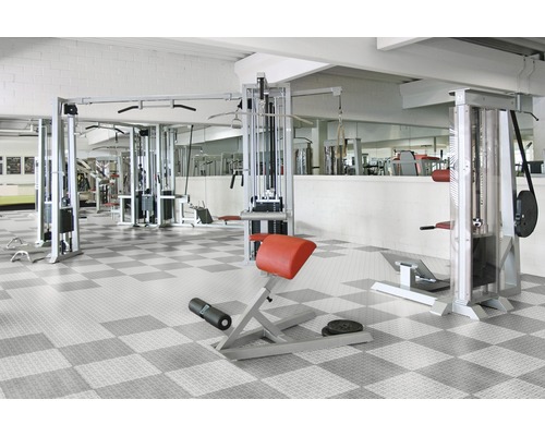Salle de sport avec équipements d''entraînement et carreaux de sol en damier
