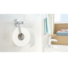 Toilettenpapierhalter mit einer Rolle Toilettenpapier im Badezimmer