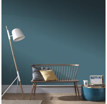 Wohnzimmer mit Holzbank, Stehlampe und Beistelltisch