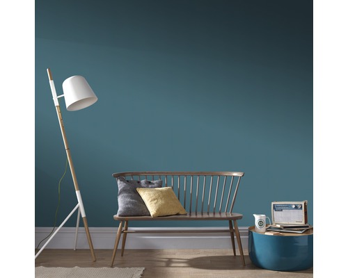 Wohnzimmer mit Holzbank, Stehlampe und Beistelltisch