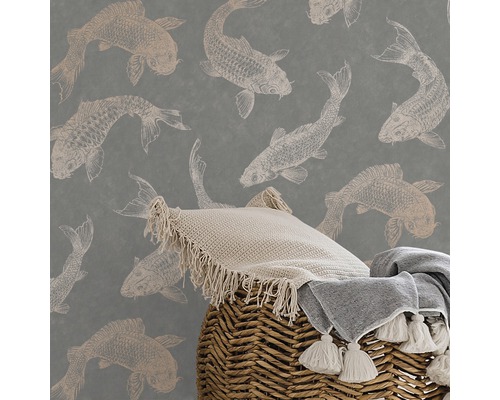 Papier peint à motif de poissons dans une pièce avec des coussins et des couvertures