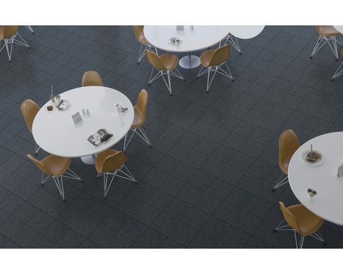 Espace de bureau avec tables, chaises et carreaux de sol