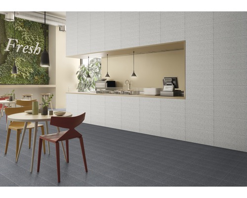 Intérieur avec carrelage au sol et faïence murale dans un café