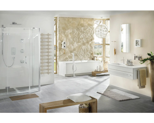 Salle de bains lumineuse avec douche, baignoire, lavabo et banc pour une atmosphère conviviale.