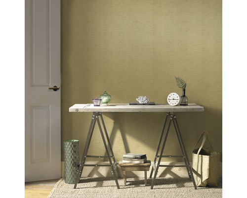 Pièce décorative avec une combinaison de table à tréteaux devant un papier peint structuré