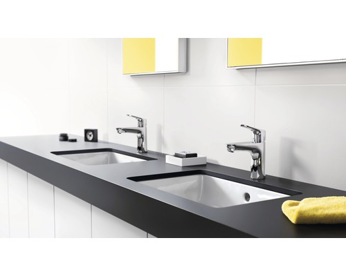 Badezimmer mit zwei Waschbecken, Armaturen und Spiegeln