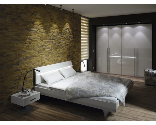 Chambre moderne avec lit double, table de chevet et grande armoire