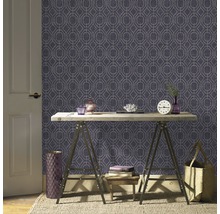 Szene mit gemusterter Tapete, Tisch und Dekoration für ein Zimmer