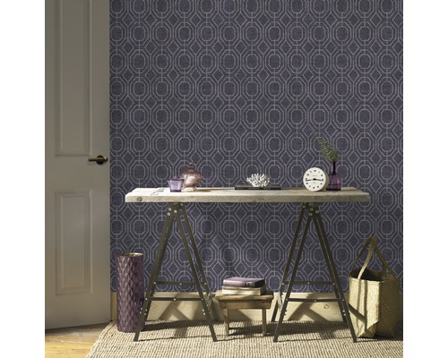 Szene mit gemusterter Tapete, Tisch und Dekoration für ein Zimmer