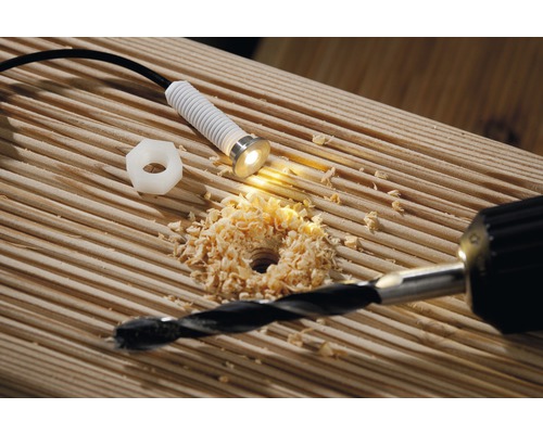 Perçage d''un trou pour une lampe dans une planche de bois