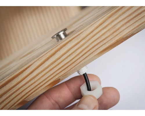 Vue détaillée d''un élément en bois avec une vis et un presse-étoupe.