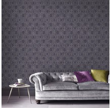 Wohnzimmer mit gemusterter Tapete, Sofa und Beistelltisch