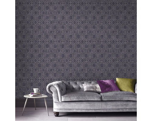 Wohnzimmer mit gemusterter Tapete, Sofa und Beistelltisch